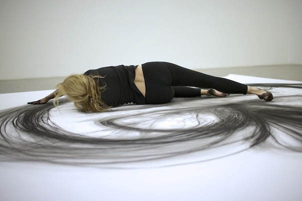 Хизер Хансен создает картины с помощью своего тела и угля