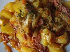 Картофель тушеный с тушенкой Картофель тушеный с тушенкой