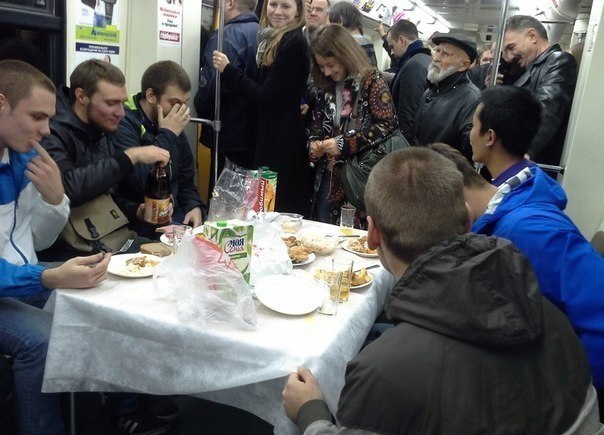 Застолье в Киевском метро.