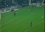 Вратаря повалили и гол забили)й