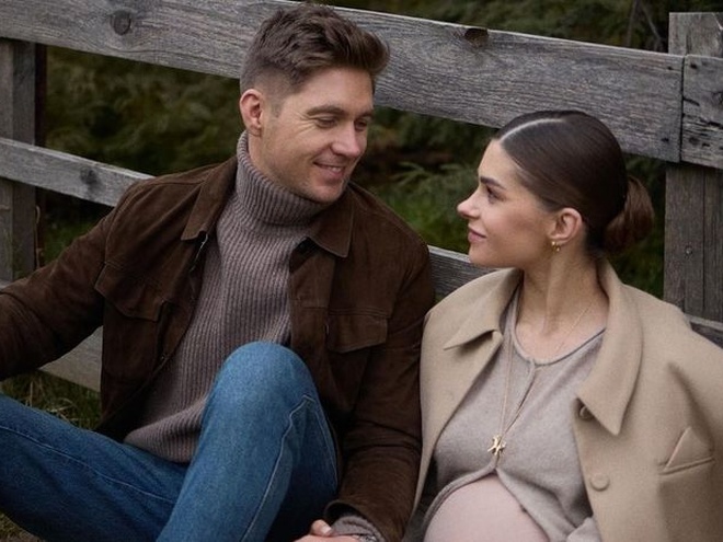 Остапчук запостив оголене фото вагітної дружини