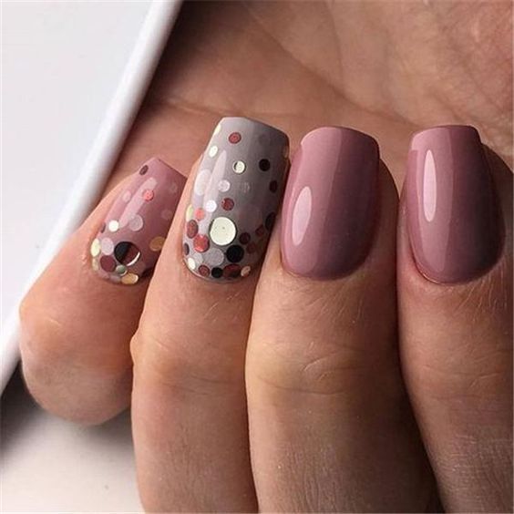 Маникюр с крупными блестками