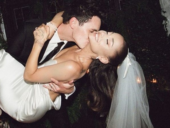 Аріана Гранде поділилася рідкісним фото з чоловіком на їхню річницю весілля