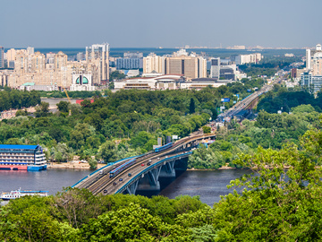 У Києві перекрили Міст метро: як інакше можна дістатися з берега на берег