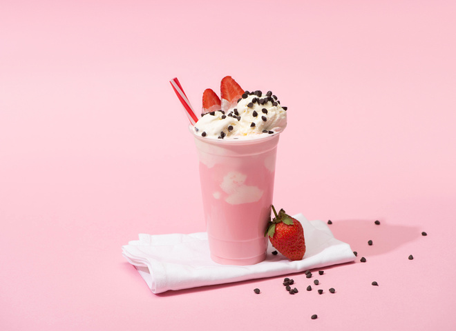 Клубнично-молочный коктейль с мороженым