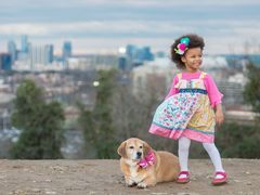 Мимими дня: дедушка станцевал с внучкой особенный танец, не нарушая карантин
