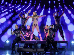 Дженніфер Лопес поцілувала танцівницю під час виступу на музичній премії