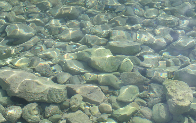 Камни под водой