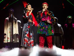 KHAYAT і Jerry Heil разом виконали власну версію народної колядки: що з цього вийшло