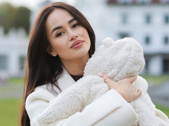 Блогерша-мільйонниця Парфільєва показала фігуру в білизні через 2 місяці після пологів