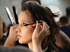 Як наклеїти накладні вії