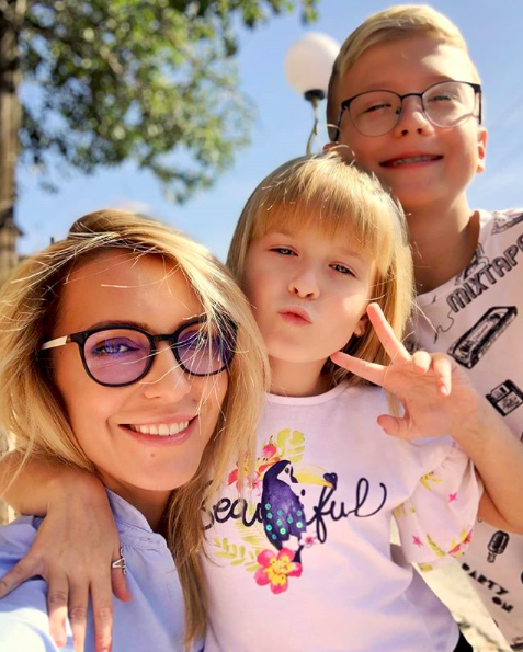 Марина Боржемская с дочерью Оливией и сыном Робертом