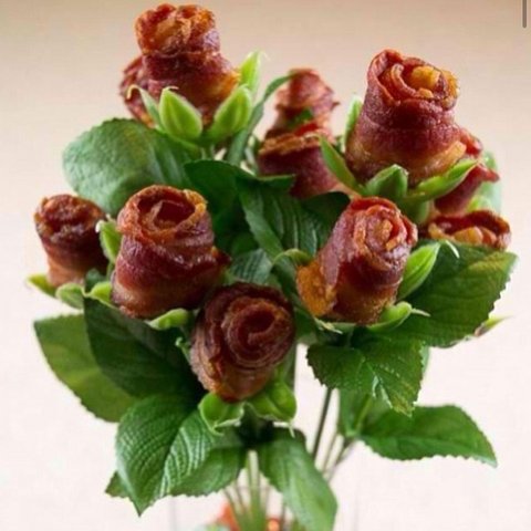 Кара Делевінь і бекон