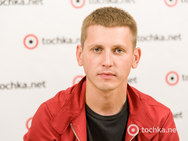 Brunettes Shoot Blondes