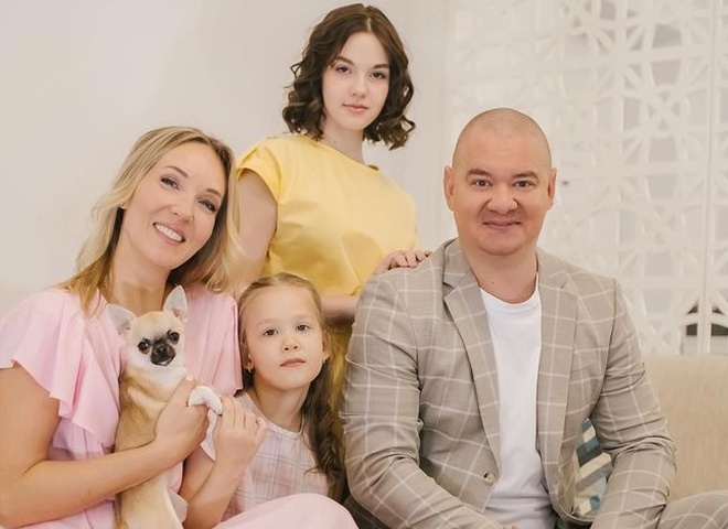 Дружина Кошового запостила пляжне фото з двома доньками