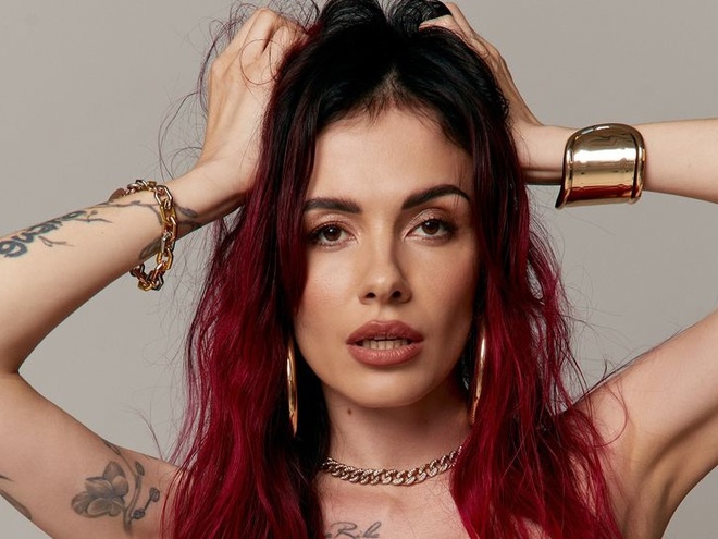 MamaRika похвалилася новою фотосесією у сміливому образі