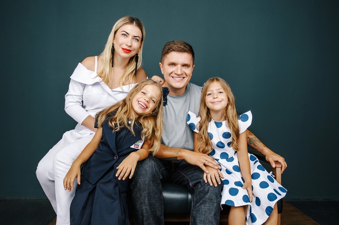 Анатолий Анатолич и Юла с дочерьми Алисой и Лолитой