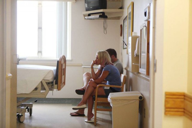 Пара первый раз видит своего приемного малыша