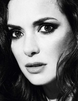 Вайнона Райдер в драматической фотосессии для Harper’s Bazaar