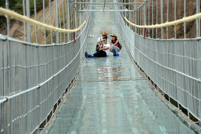 Над стеклом: прогулки по самому длинному стеклянному мосту в  мире