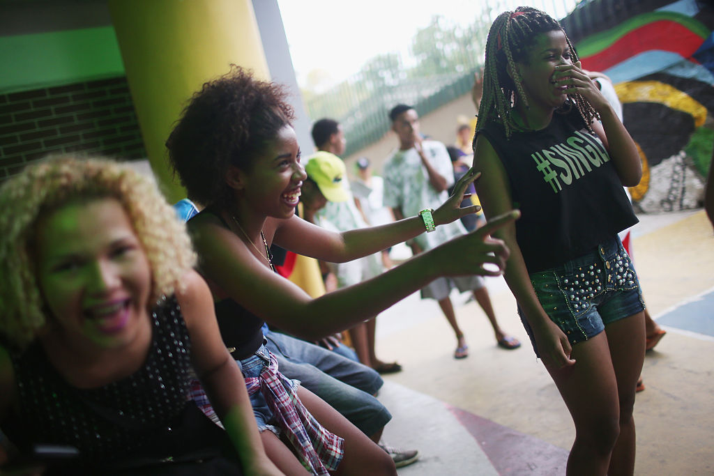 День сміху. Люди сміються