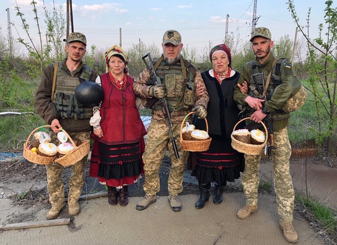 Душа, любовь и надежда на победу: украинки поздравили военных с Пасхой