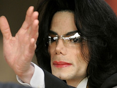Майкл Джексон помер