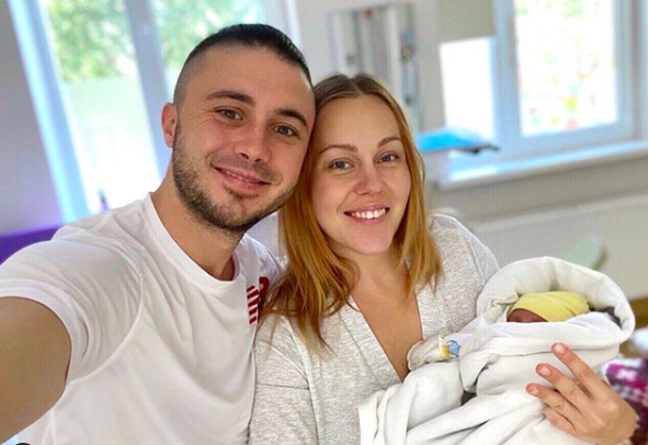 Співачка Alyosha народила