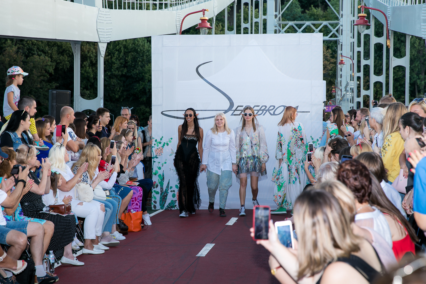 Fashion Show SEREBROVA SS20 на Пешеходном мосту через Днепр: фотоотчёт