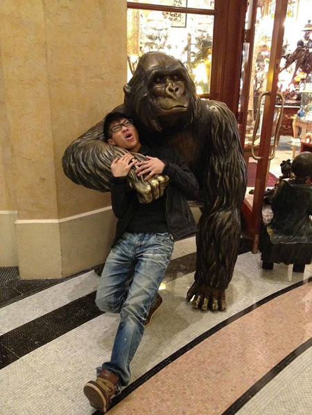 ТОП 9 прикольных снимков со статуями