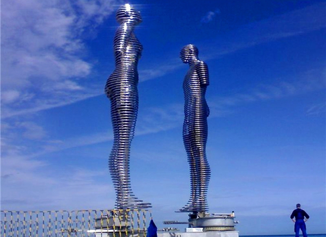 Достопримечательности Батуми: металлическая скульптура «Любовь»