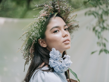 девушка с цветами