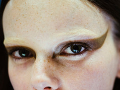 Осветленные брови