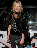 Как носить кейп: 40 стильных образов 