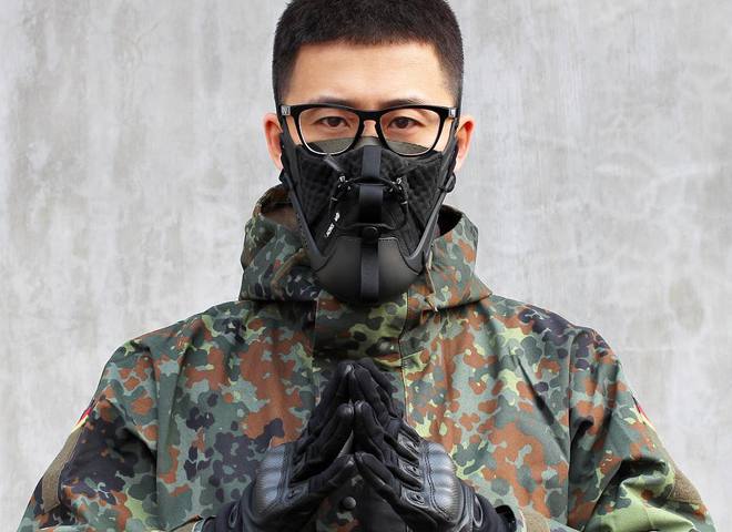 За екологію: дизайнер створює захисні маски з дорогих кросівок