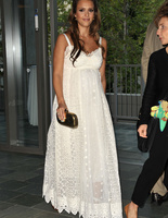 10 стильных образов беременных звезд