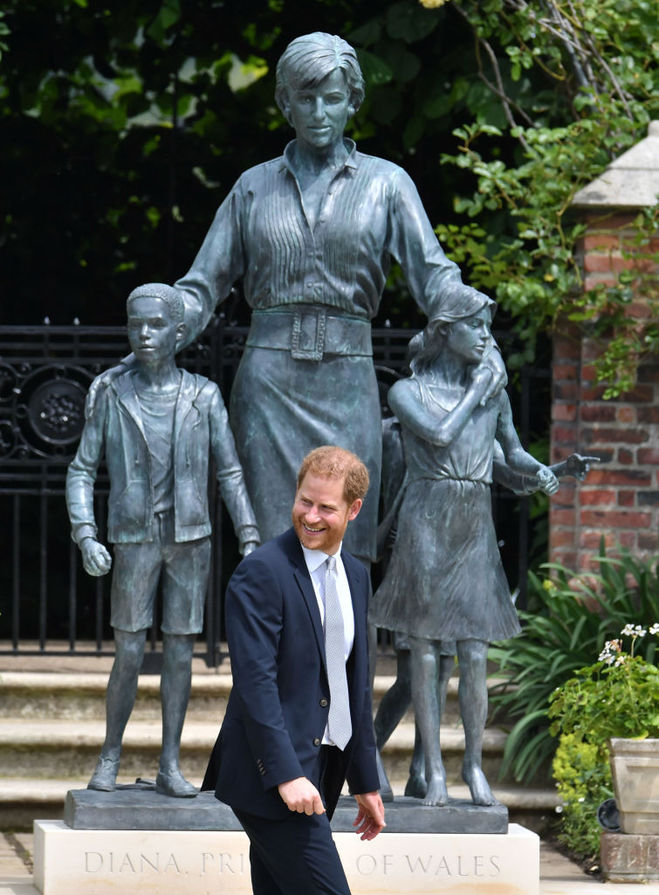 Принц Гарри возле памятника принцессе Диане