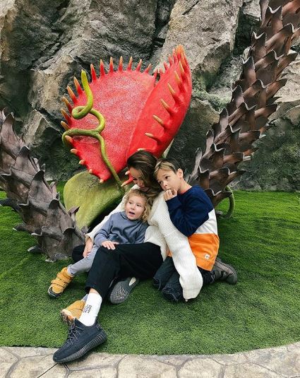 Айза Анохина с детьми