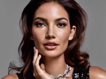 7 образов для новогодней вечеринки в фотосессии Лили Олдридж