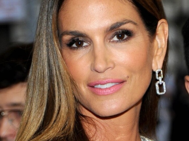 Модна класика: Сінді Кроуфорд у простому образі, який ви легко повторите