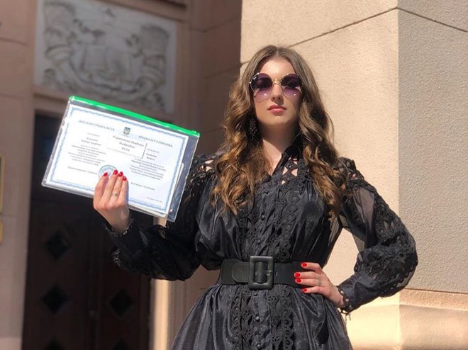 Дочка Скрябіна закінчила університет