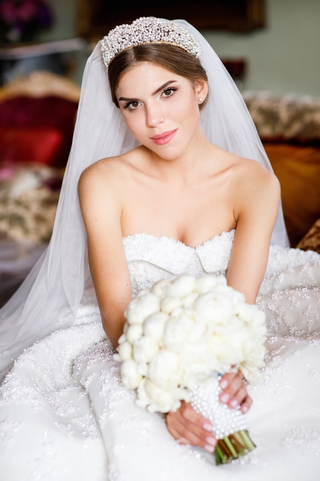 Катя Гуменюк у весільній сукні