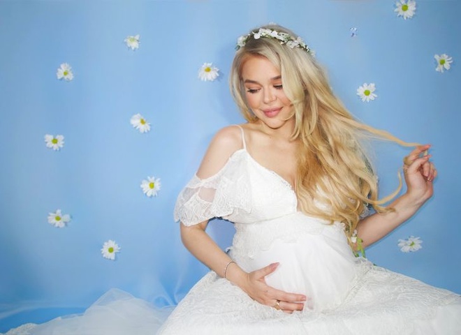 Аліна Гросу оголосила стать первістка в новому кліпі «Волошки»