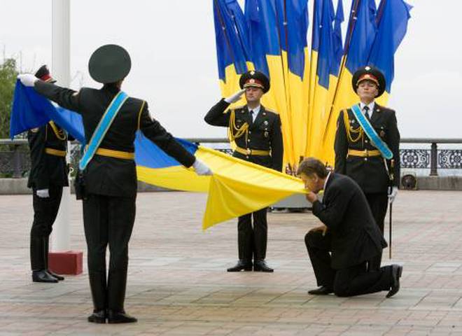 ющенко целует флаг