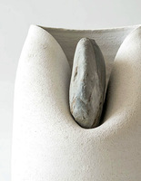 Вазы, деформированные камнями