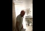 Самый пугливый работник ресторана в мире ))