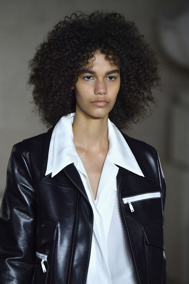 Вечірні зачіски 2017: дрібно накручене волосся