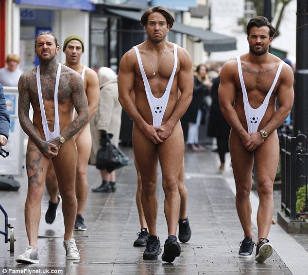 Члены футбольной команди Англии после проигрыша прошлись по улице в мини-купальниках