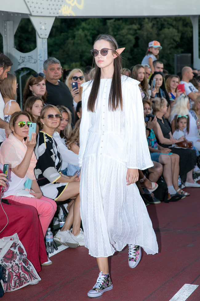 Fashion Show SEREBROVA SS20 на Пешеходном мосту через Днепр: фотоотчёт