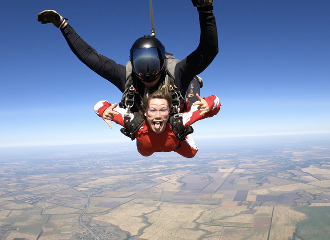 Редактор tochka.net Аліна Бондарєва розповіла, як вперше стрибнула з парашутом